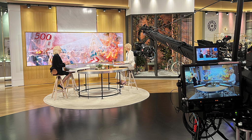 Bild på en intervjusituation i en tv-studio.
